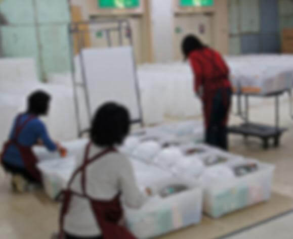 仮設住宅用の生活用品をセットする株式会社ダイエーの皆さま