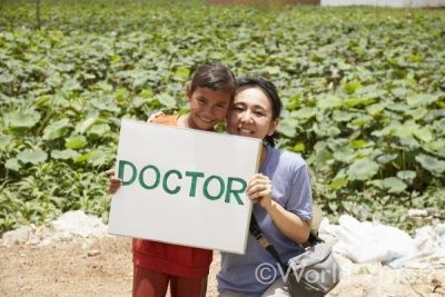 取材したカンボジアのテリちゃん(8歳)と筆者