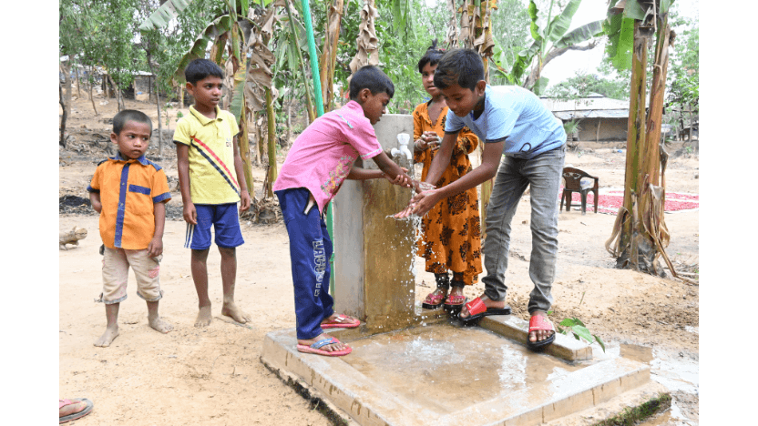 給水所を利用する子どもたち。今では、簡単にきれいな水が手に入ります。