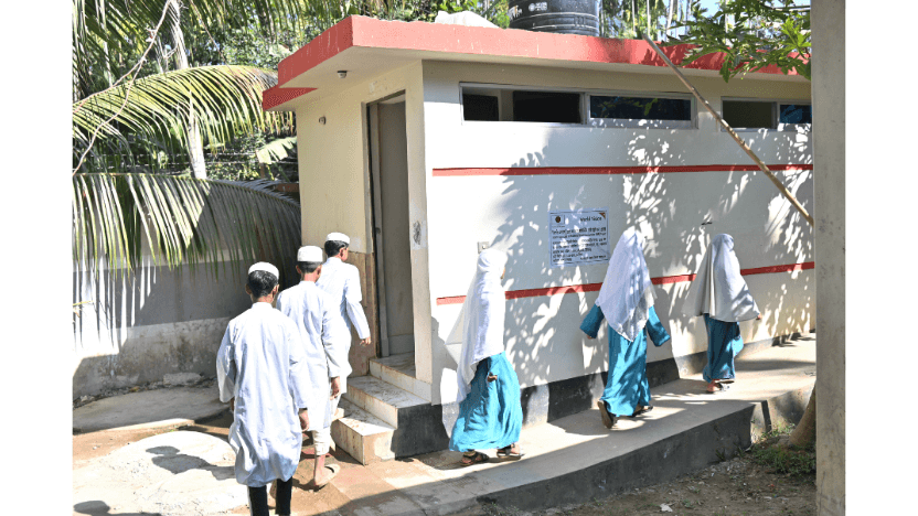 学校に設置した衛生的なトイレを利用する学生たち。男女別に分かれており、プライバシーが守られています。