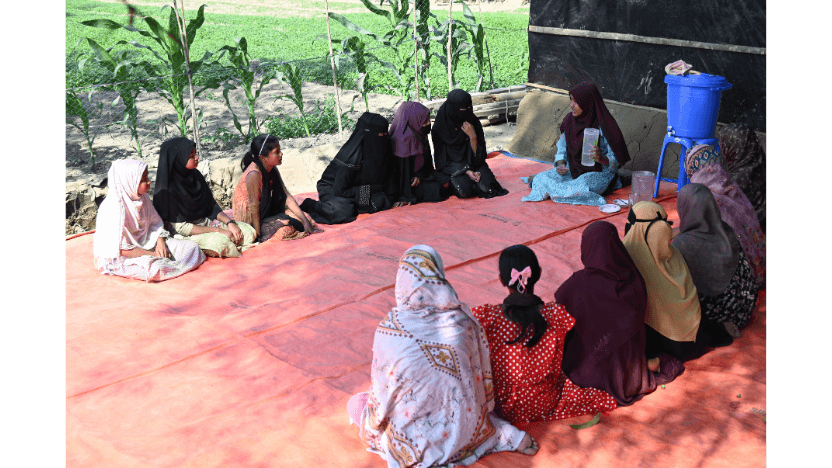 子ども同士で、事業活動を通じて学んだ適切な水・衛生の知識を共有し合っています。