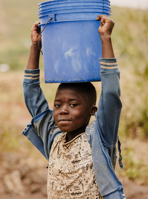 マラウイで水を運ぶ子ども