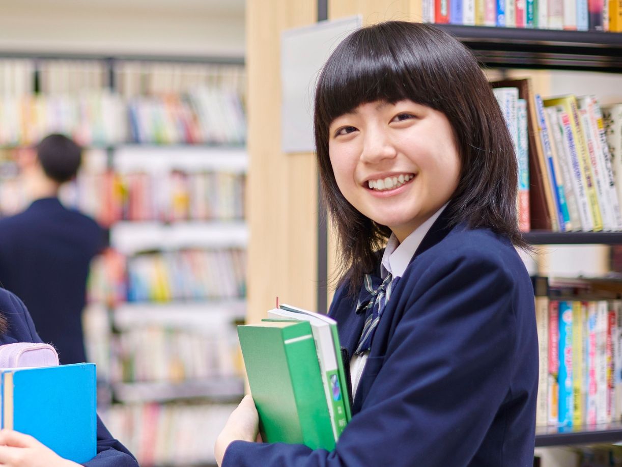 久しぶりに本屋に出向き、本を選ぶ子ども　イメージ写真