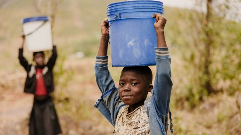 水汲みをする少女