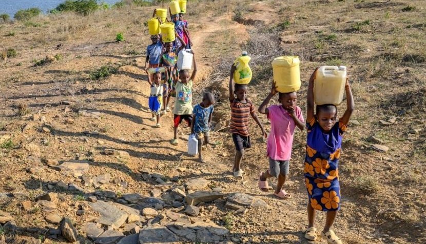 水を汲んで歩くケニアの子どもたち