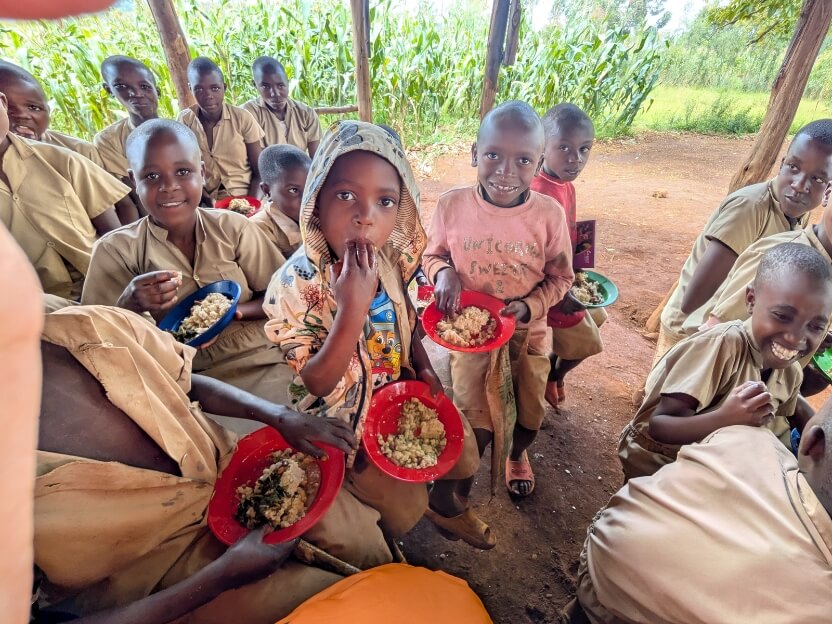 子どもたちに「おいしい？」と聞くと照れて笑っていました