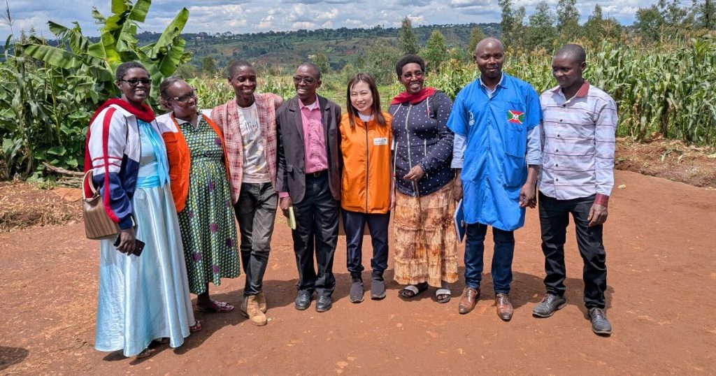 WVブルンジのスタッフ、学校の教職員、校長先生と 