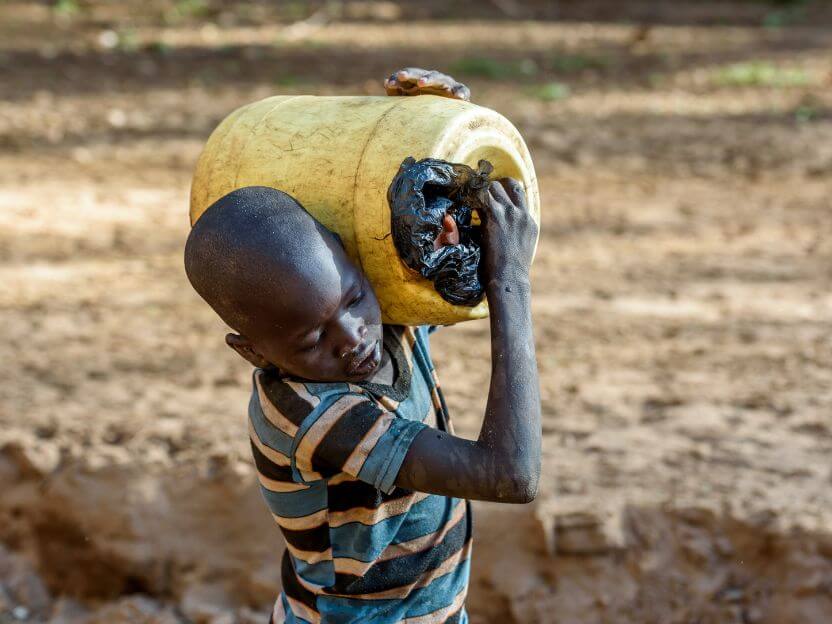 バーチャルツアーで訪問するケニアの子ども。水が入った重いタンクを毎日運んでいます