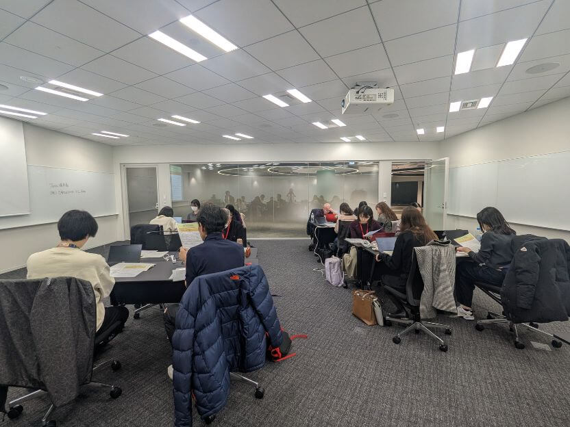 静かな会議室。参加者の皆さまの真剣さが伝わってきます