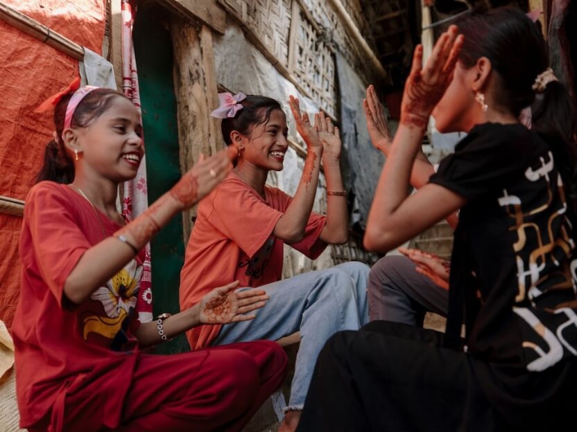 バングラデシュ・コックスバザールで暮らすロヒンギャ難民の少女たち。誘拐などのリスクから、一人での外出を控えていると言う