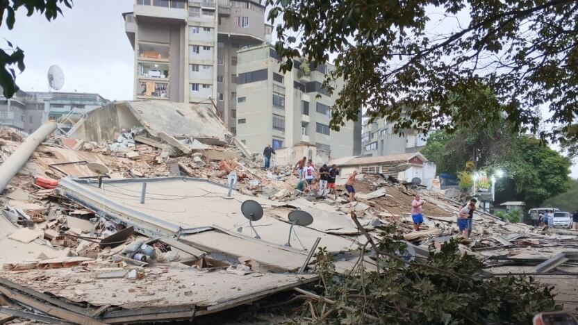 首都カラカスで崩壊した建物から避難する人々