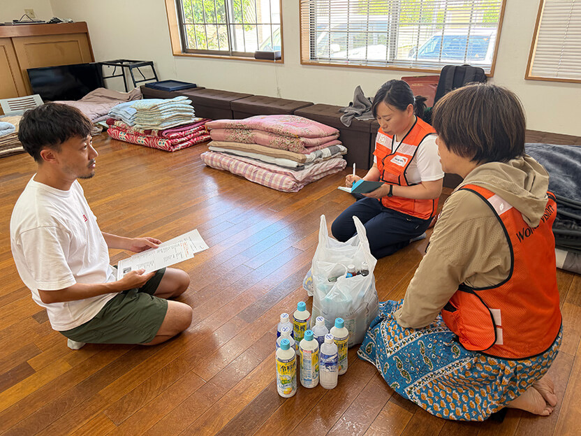 熊本県益城町の木山キリスト教会を訪問し、松尾献牧師から被災状況を聞くスタッフ。前夜は5人が教会に避難した。
