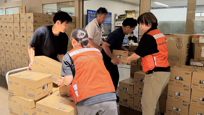 他団体と連携し、児童養護施設への飲料水支援に対応するWVJスタッフ 