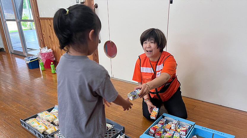 美里町の学童クラブへの昼食支援として、パンやおにぎり、子ども用飲料などをお届け
