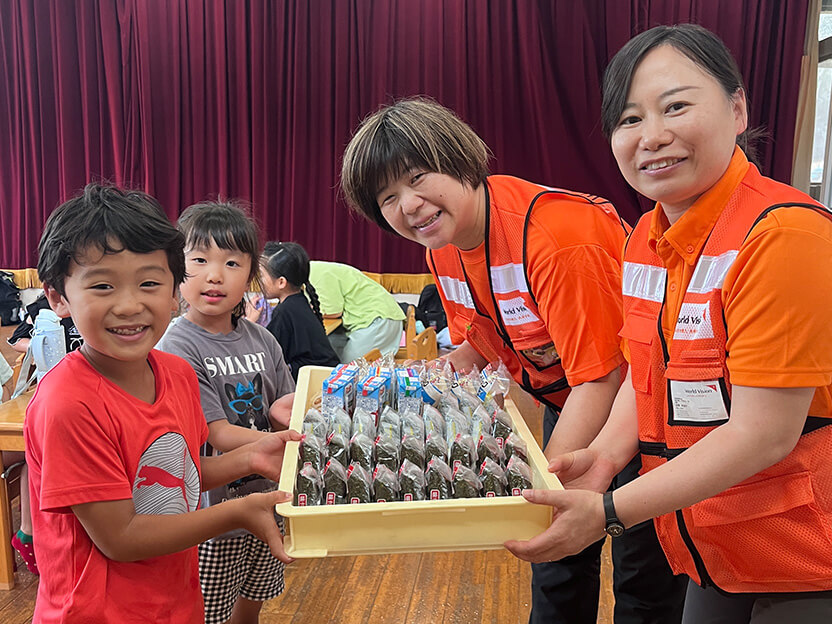 美里町の学童クラブへの昼食支援として、パンやおにぎり、子ども用飲料などをお届け