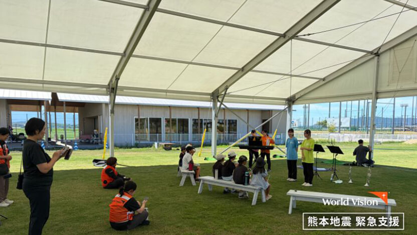 涼しい屋根の下で、25日は、御船町の平成音楽大学の学生さんと子どもたちによる音楽体験会が開催されました。