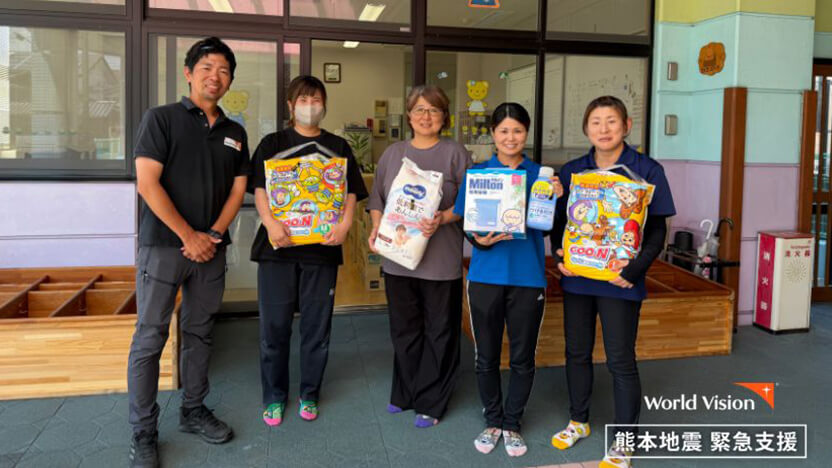 八代市内の保育園におむつや衛生用品などをお届け（8月12日撮影）