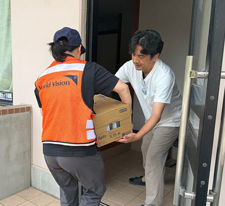 飲料水12ケースをお届け 右は副園長先生