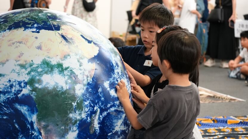 サマースクールで初めて会ったお友だちと一緒に世界に目を向けました