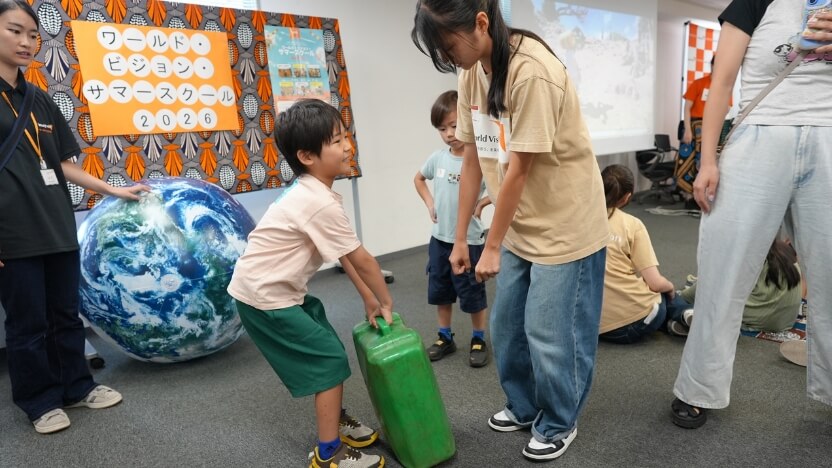 途上国で実際に使っているタンクで「水汲み」を体験しました