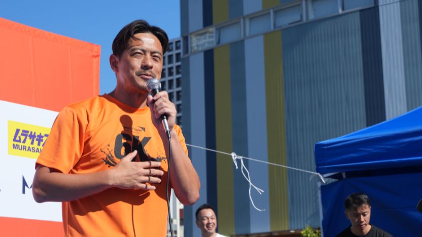 開会式で参加者にエールをおくる鈴木啓太さん