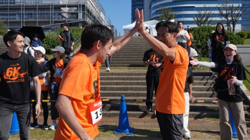 6kmラン、ゴールでハイタッチ