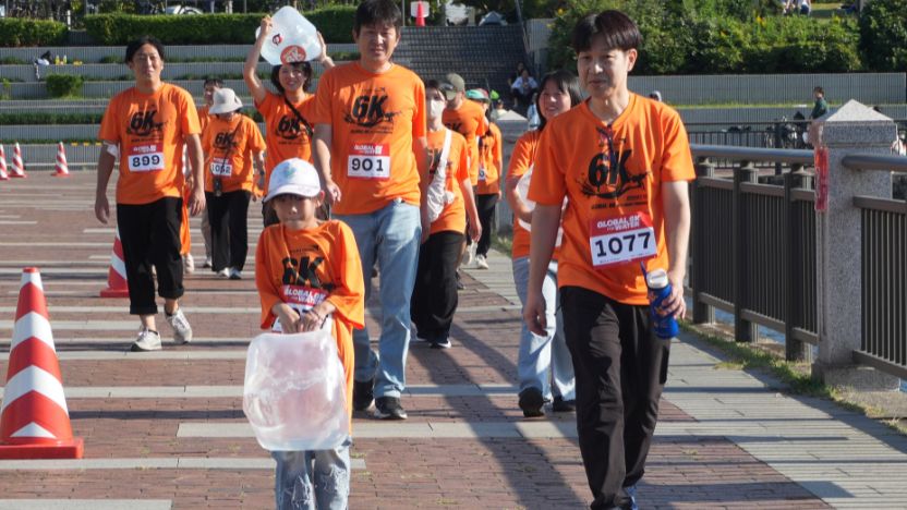 水の入ったジェリカン運びに挑戦