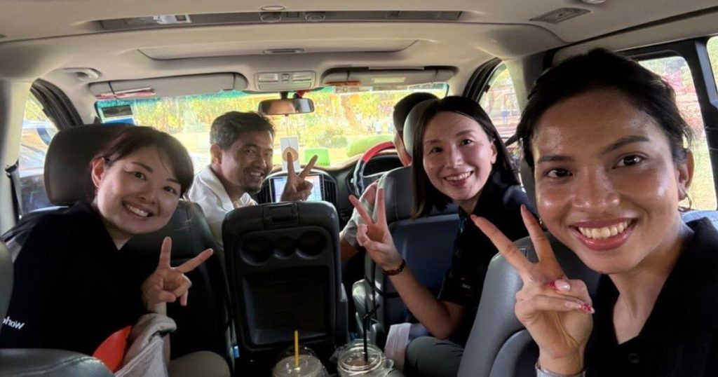 学校へ移動中の車内