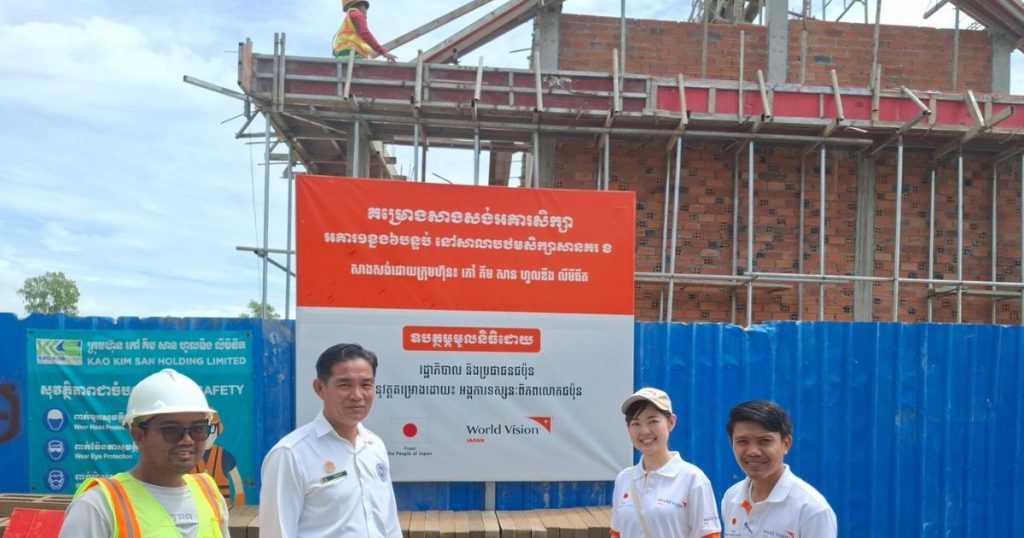 建設が進む校舎の視察(右から、現地事業スタッフ、筆者、学校長、建設会社チーフ)