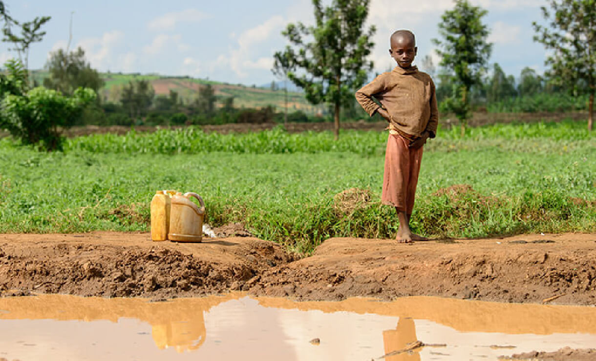 >学校に行きたくても家計を助けて働かないといけない