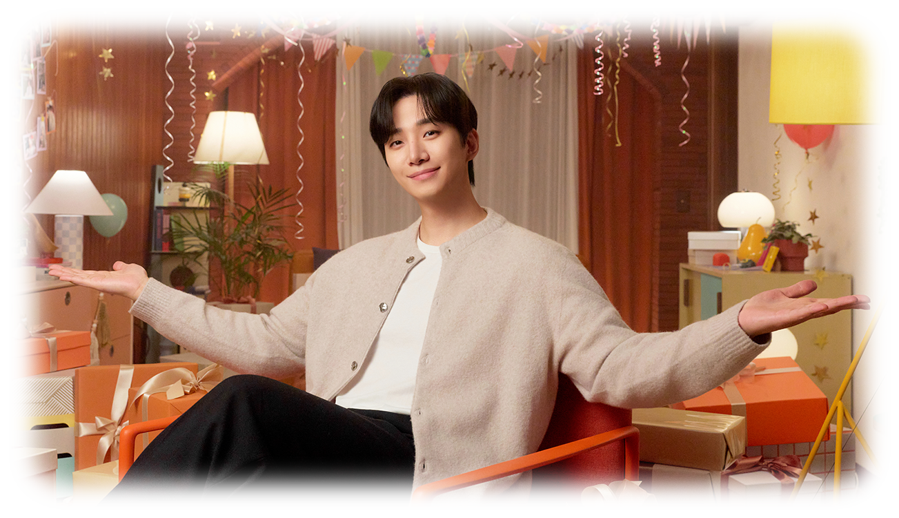 腕を広げて座っているイ・ジュノ