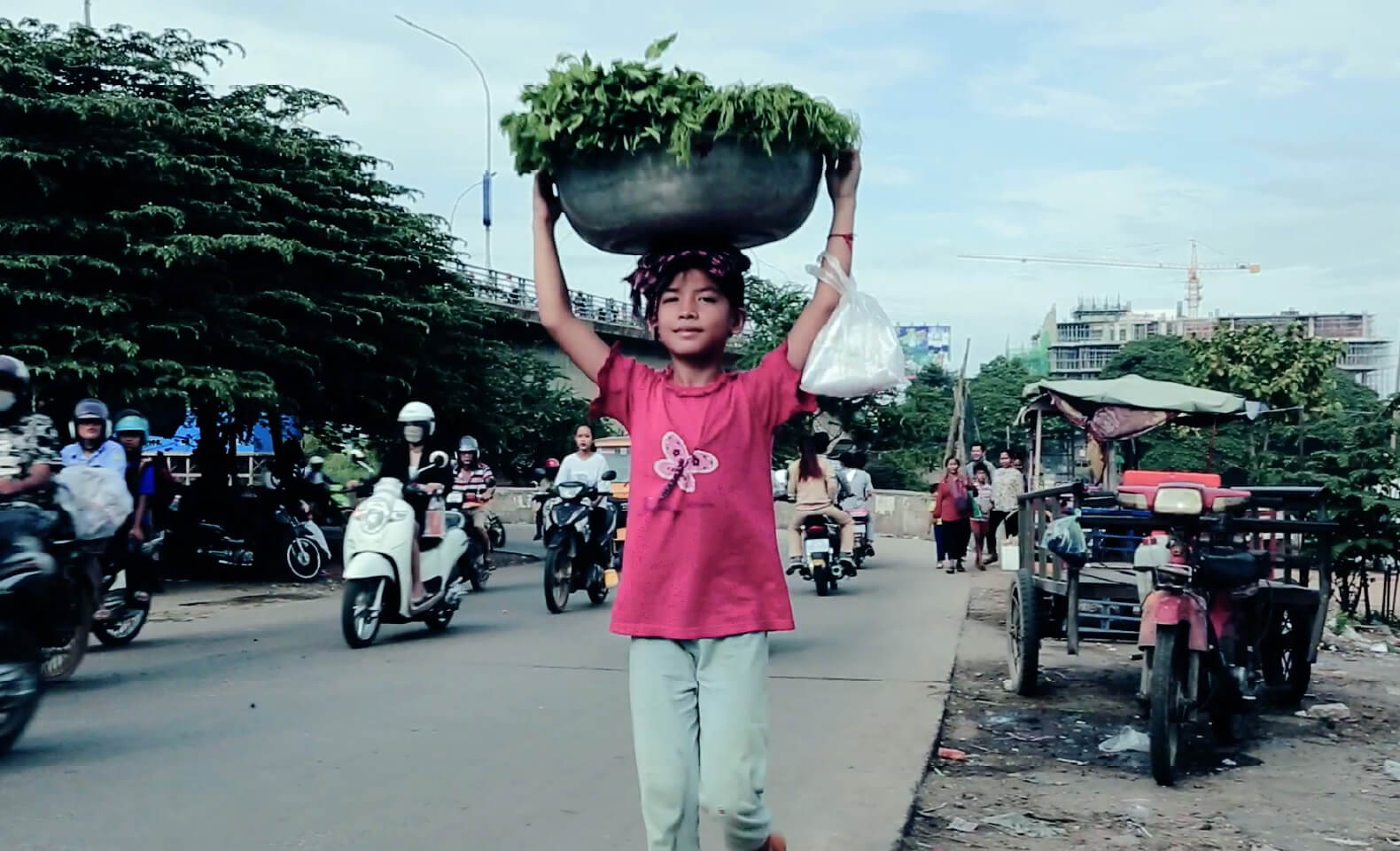 カンボジアのスラムで暮らす、ソクナちゃん（10歳）