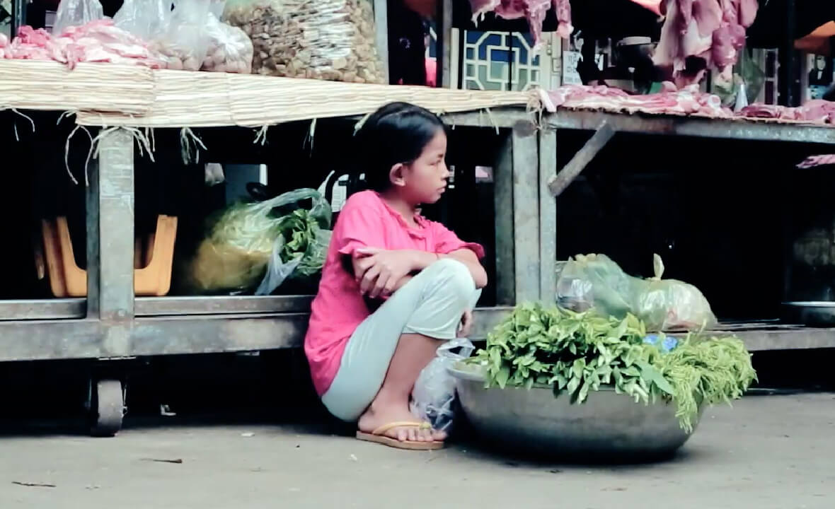 ソクナちゃんは、朝早くから市場で一人、野菜を売ります。