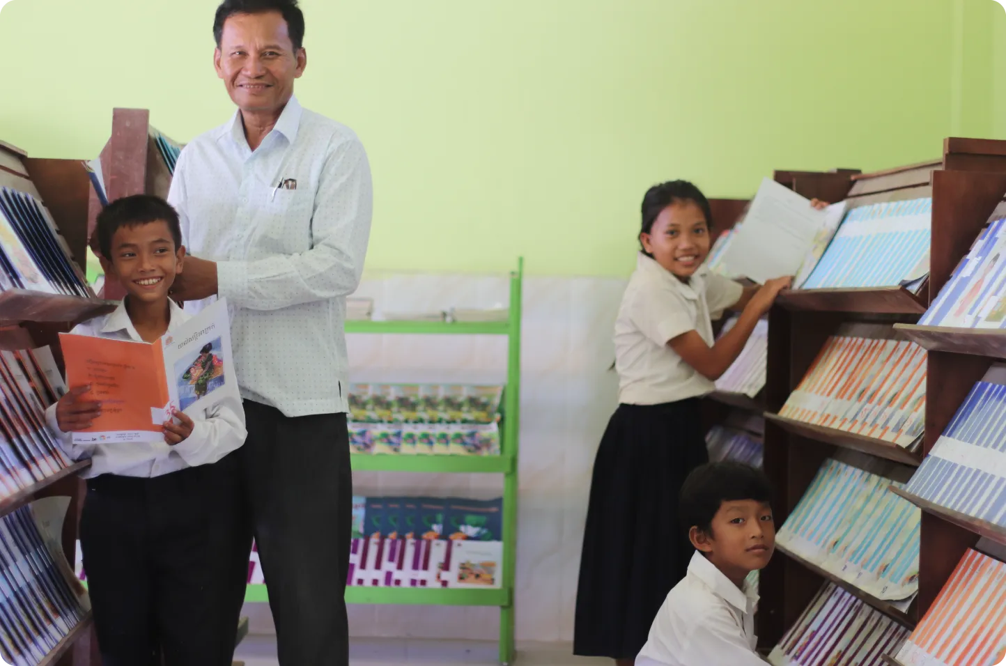 図書館で読書を楽しむ子どもたち