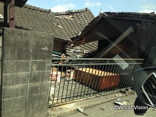 熊本地震で崩れた家