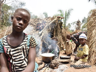紛争が続く中央アフリカから逃れてきた少女（手前）とその家族（コンゴ民主共和国）