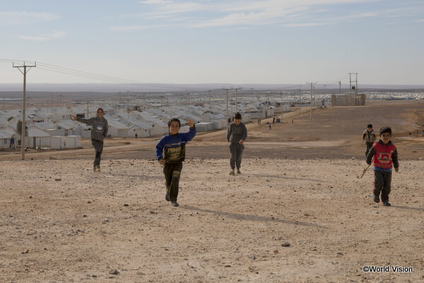 ヨルダンのシリア難民キャンプで遊ぶ子どもたち