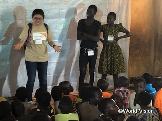 未来ドラフト2018グランプリ受賞者（写真左）は、南スーダン難民の子どもたちのため、現地で様々なアクティビティを実施しました。写真はその一つ、映画上映会の様子