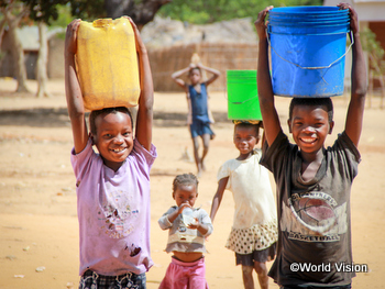 水を運ぶモザンビークの子どもたち。1回目のサマースクールで安全な水が十分にない子どもたちについて紹介します