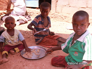支援で届けられた食べ物を食べる子ども（ソマリア）