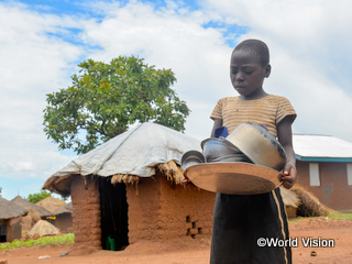 「昨日から何も食べていません」と話す女の子（7歳）。ウガンダの難民居住地で家族と暮らしていますが、食料を得られない日が多いといいます