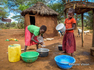 水汲みが日課のケニアに住むチャリちゃん。川から汲んできた水を大切に使います（右）