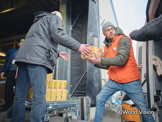 配布のための食料をトラックに積み込むワールド・ビジョンのスタッフ