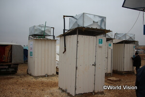 避難民キャンプで共同トイレを設置しました