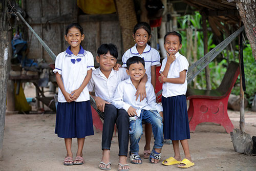 カンボジアのボレイ・チュルサール地域でスポンサーを選ぶ子どもたち
