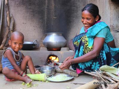 台所で食事を準備する親子(インド)