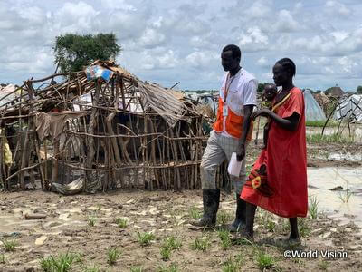 洪水を受け、仮住まいでクラス親子と、 親子に寄り添うWVスタッフ(南スーダン)
