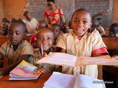 WVの支援を受ける学校で学ぶ子どもたち(ブルンジ)