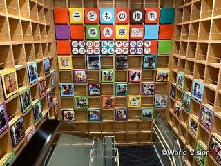 中野東図書館の階段書架に122枚の世界の子どもたちの写真パネルを展示
