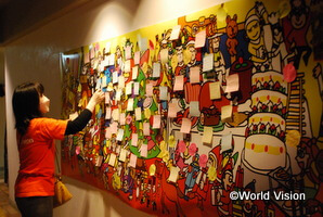 ｢クリスマスの願い｣を輪島貫太さんのアート作品に展示させていただきました​